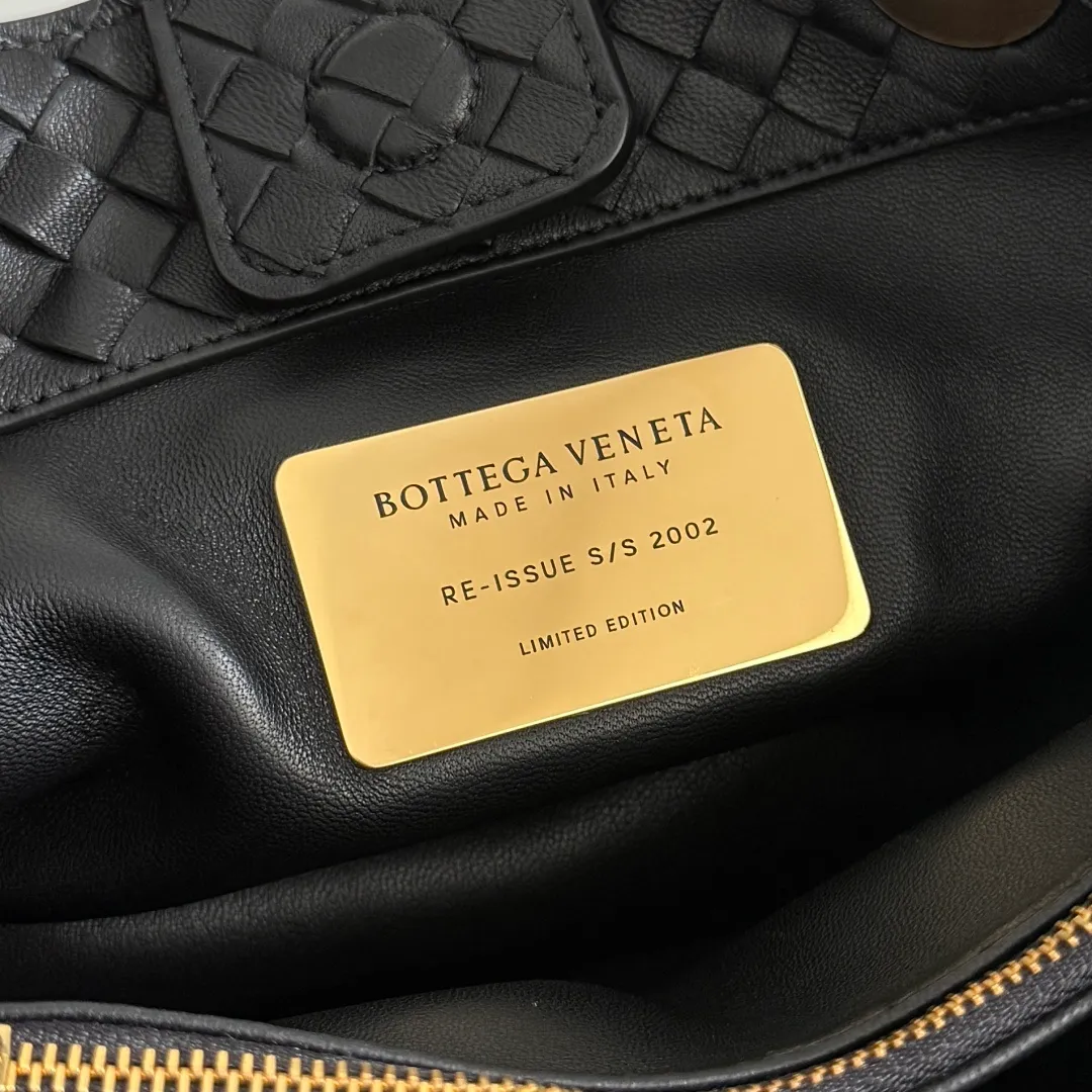 Batch 2200 Bottega Veneta Basket new woven handbag. The classic tote bag style has its own elegant and elegant temperament. It does not feel out of place whether it is commuting or casual outings. It is suitable for various occasions! The design of the woven handle is the finishing touch. The hand-woven texture is delicate and rich in texture. It is not only beautiful, but also extremely comfortable to hold. It looks low-key when held in the hand, but in fact it exudes luxurious charm. Iconic weaving process, each weave is tight and even, showing BV's exquisite production technology. The metal ring decoration is perfectly connected with the bag body, adding a sense of modernity and sophistication to the whole. Moreover, the lines of the bag body are smooth and natural, and the curvature is ergonomic. It can be perfectly adapted whether it is carried on the shoulder or carried in the hand, showing an elegant posture. Style number: 836261 Size: 31*18.5*16cm